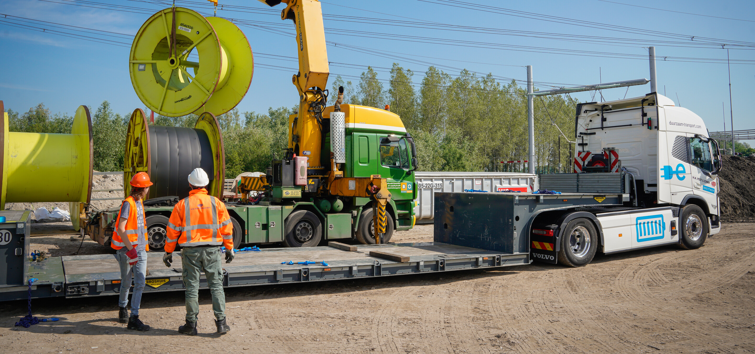 Mannen die infrakabels aanleggen