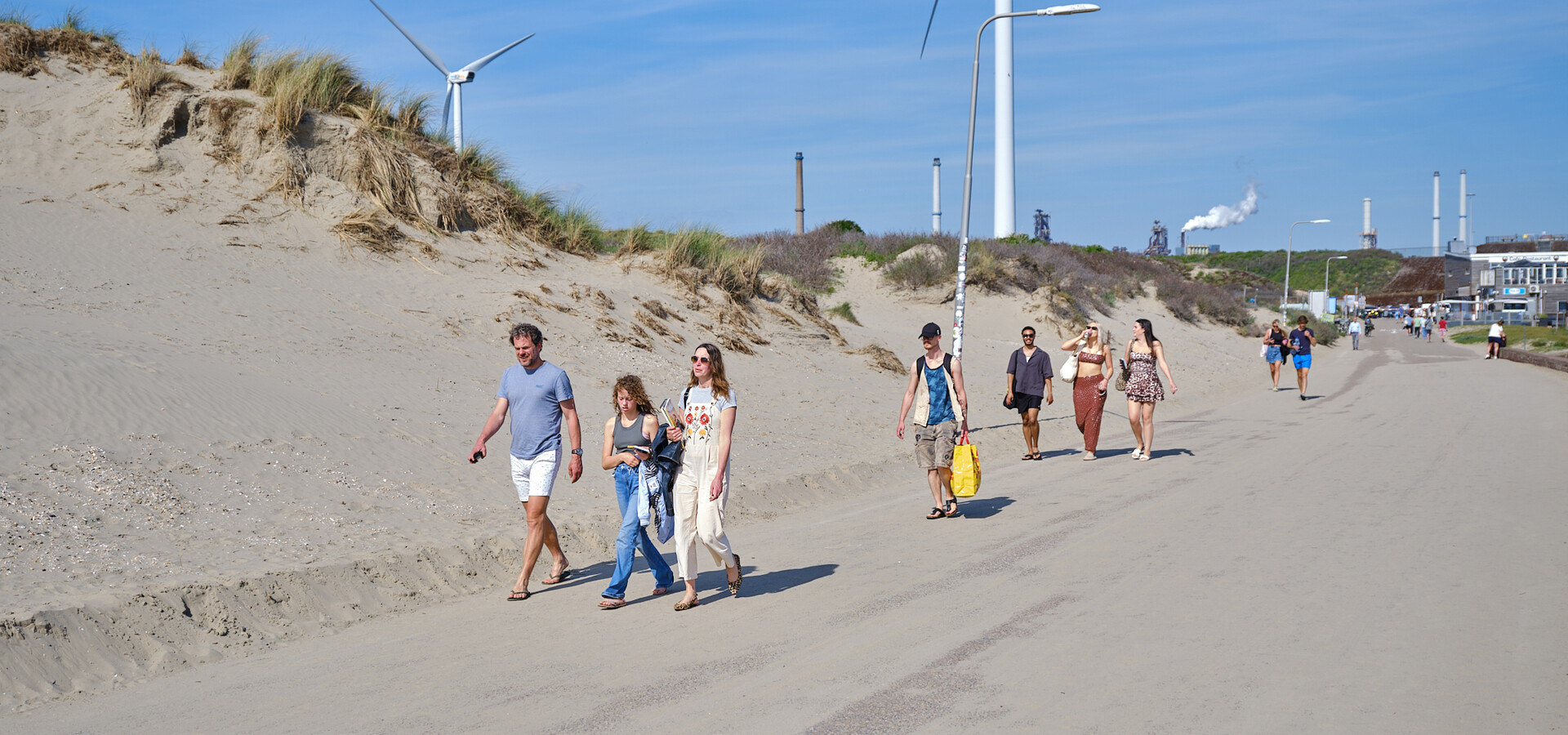 windturbines bij badplaats