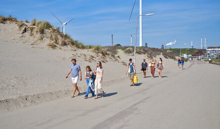 windturbines bij badplaats